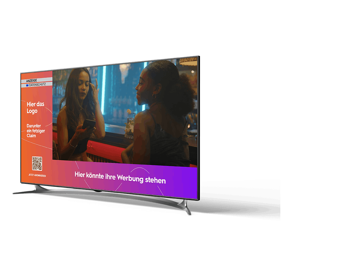 Fernseher zeigt Serienszene mit eingeblendeter Addressable-TV-Werbung, freigestellt